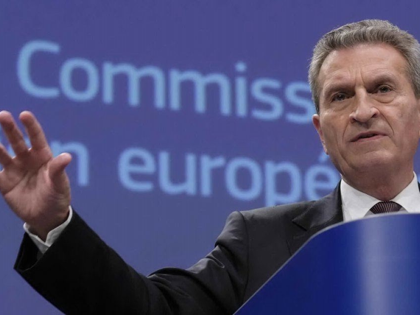 Oettinger preannucia la bocciatura della manovra italiana. Poi ci ripensa: &quot;Opinione personale&quot;