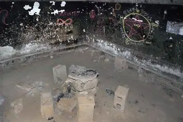 La &quot;grotta&quot; di via Ravenna con i simboli sartanici (FOTO UNGARI)