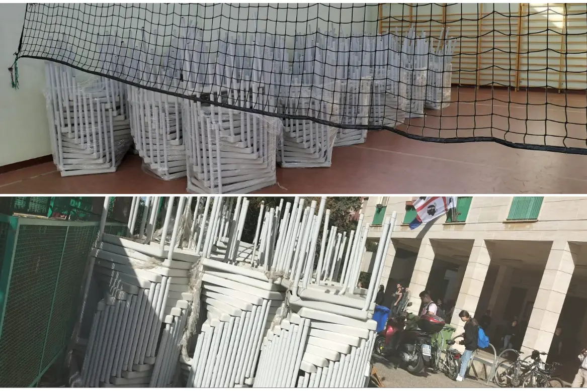 I banchi ammassati nelle scuole di Cagliari (L'Unione Sarda)