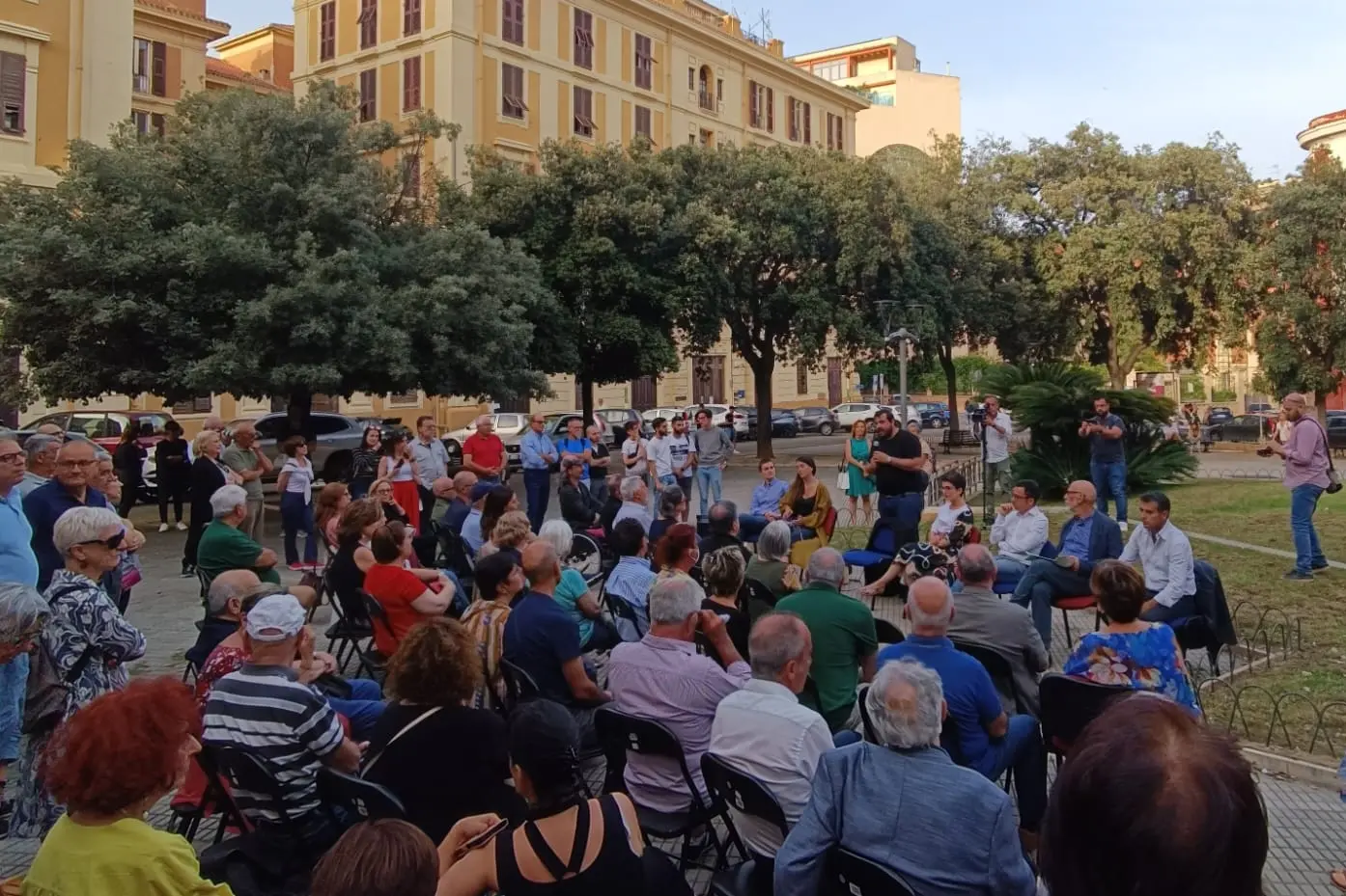 L'assemblea in piazza Galilei a Cagliari  (L'Unione Sarda)