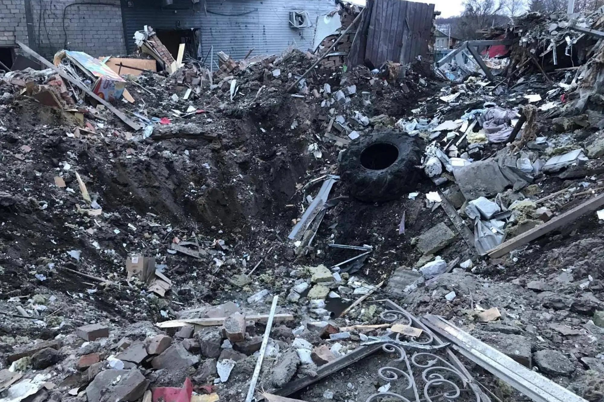 Un edificio distrutto a Kharkiv dopo un raid russo (Ansa)