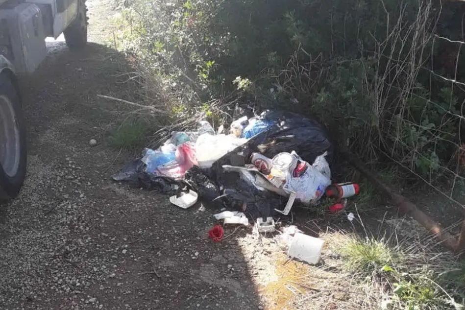 I rifiuti a Funtana di Cherchi (foto Comune di Porto Torres)