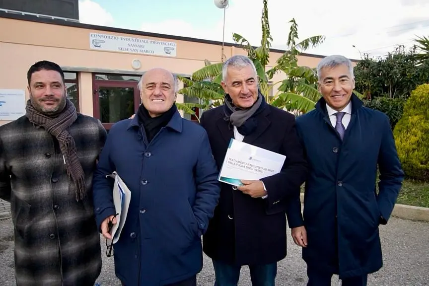 Andrea Montis, Pietro Fois, Mario Conoci e Valerio Scanu nell'area dell'impianto per il trattamento della posidonia (foto Fiori)