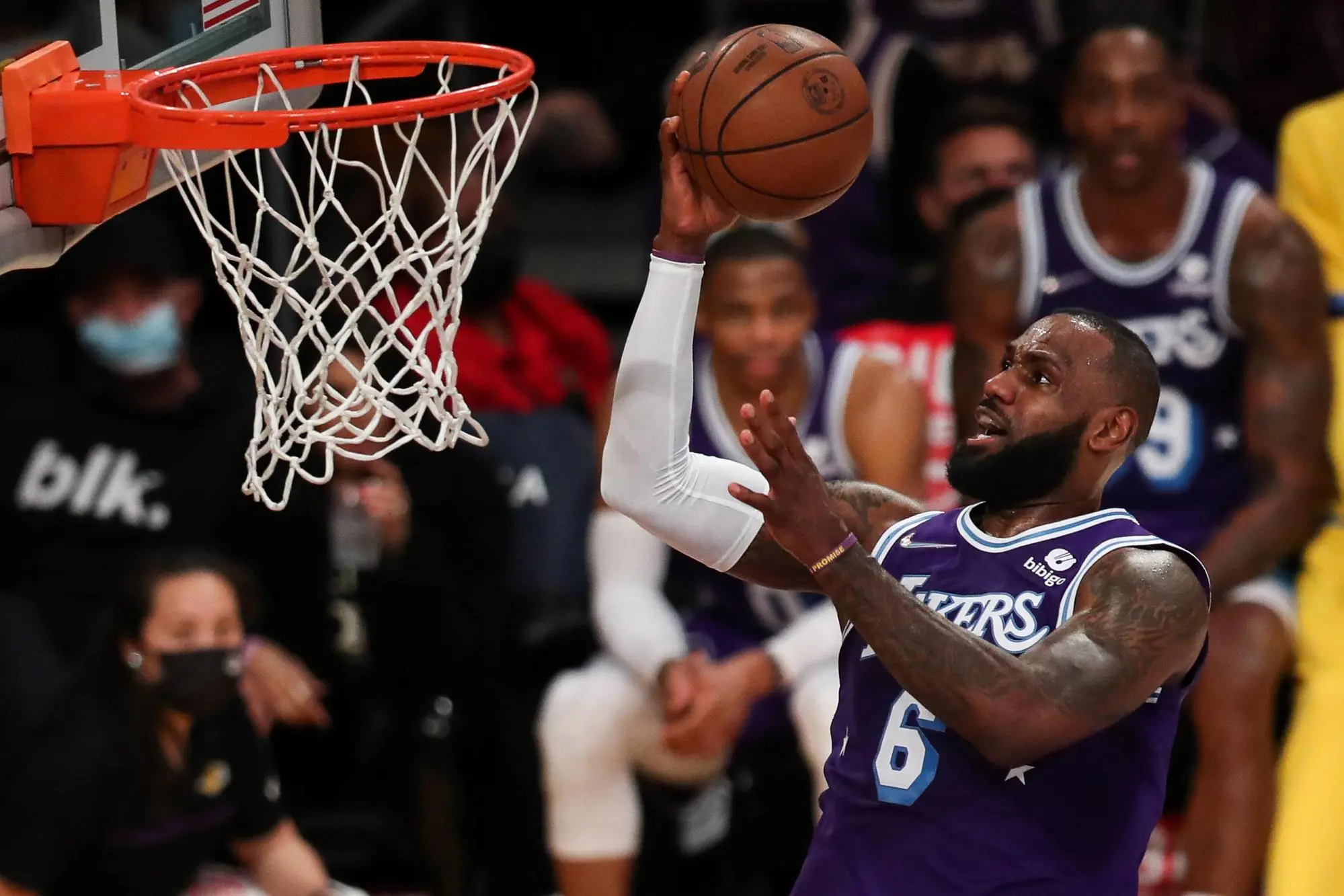 epa09655572 Los Angeles Lakers forward LeBron James drives to the basket during the first quarter of the NBA basketball game between the Los Angeles Lakers and San Antonio Spurs at the Staples Center in Los Angeles, California, USA, 23 December 2021. EPA/CAROLINE BREHMAN SHUTTERSTOCK OUT