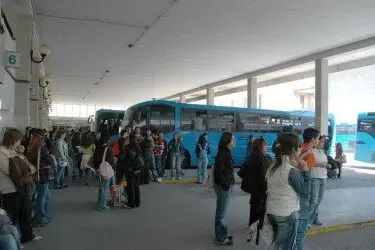 Giovani aspettano i bus dell'Arst