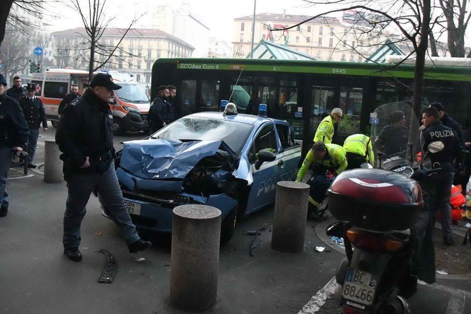 Milano, autobus travolge due macchine della polizia: tre feriti