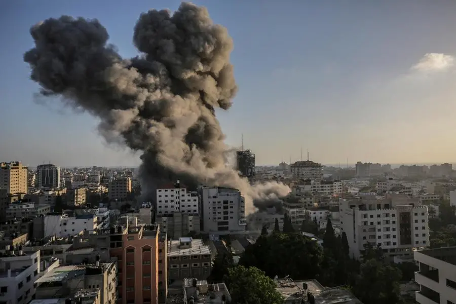 Fumo nero a Gaza, dopo un raid israeliano (EPA/MOHAMMED SABER)