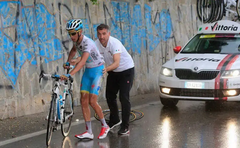 Fabio Aru riparte dopo la caduta al Giro d'Italia del 2013 che gli costerà la maglia bianca (Archivio L'Unione Sarda)