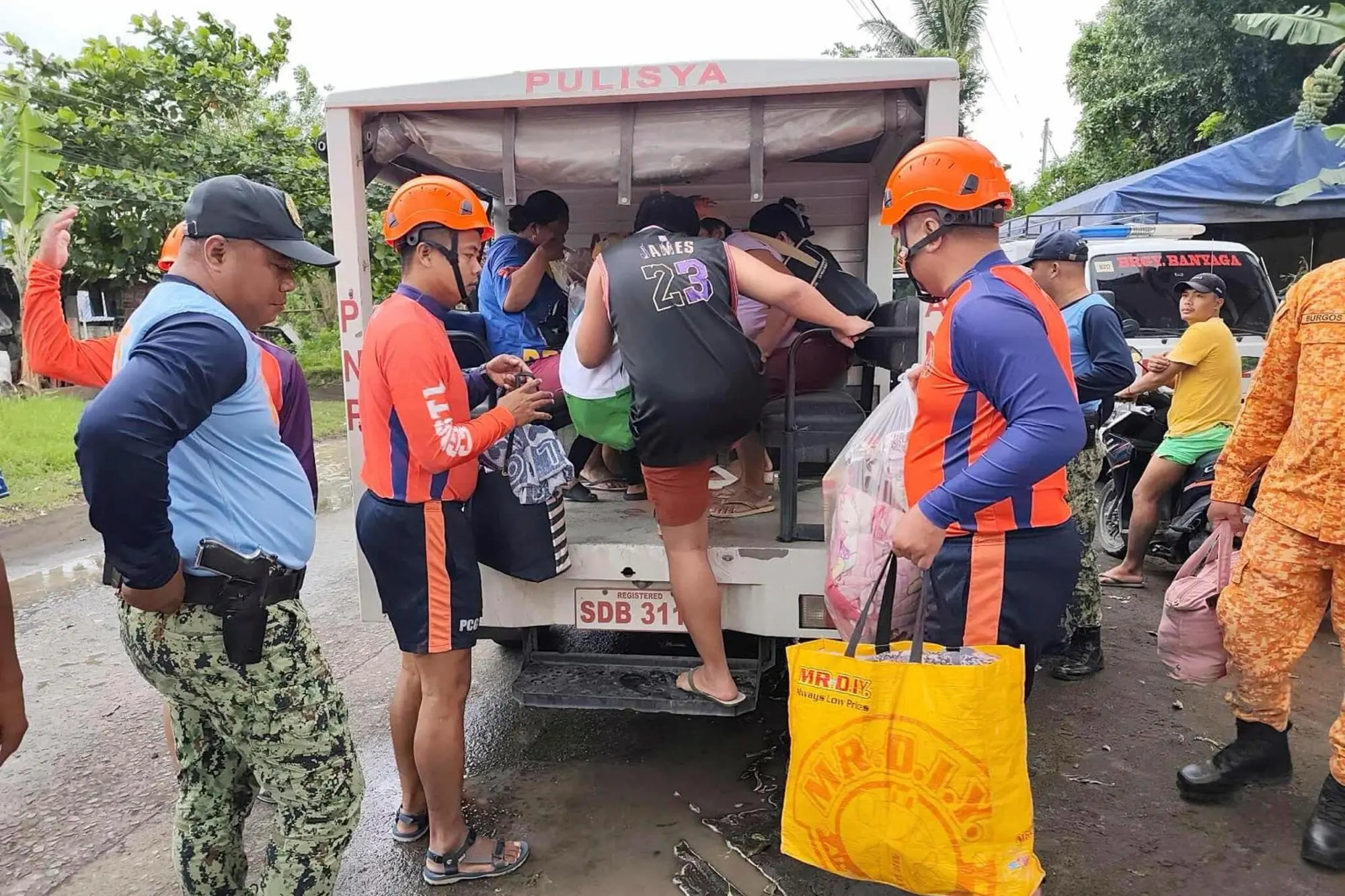 Le operazioni di evacuazione nelle Filippine (Epa-Coast Guard Southern Tagalog via Ansa)