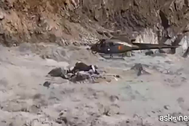 L'elicottero salva un uomo dal fiume in piena
