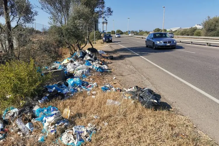 Rifiuti abbandonati a bordo strada in Sardegna
