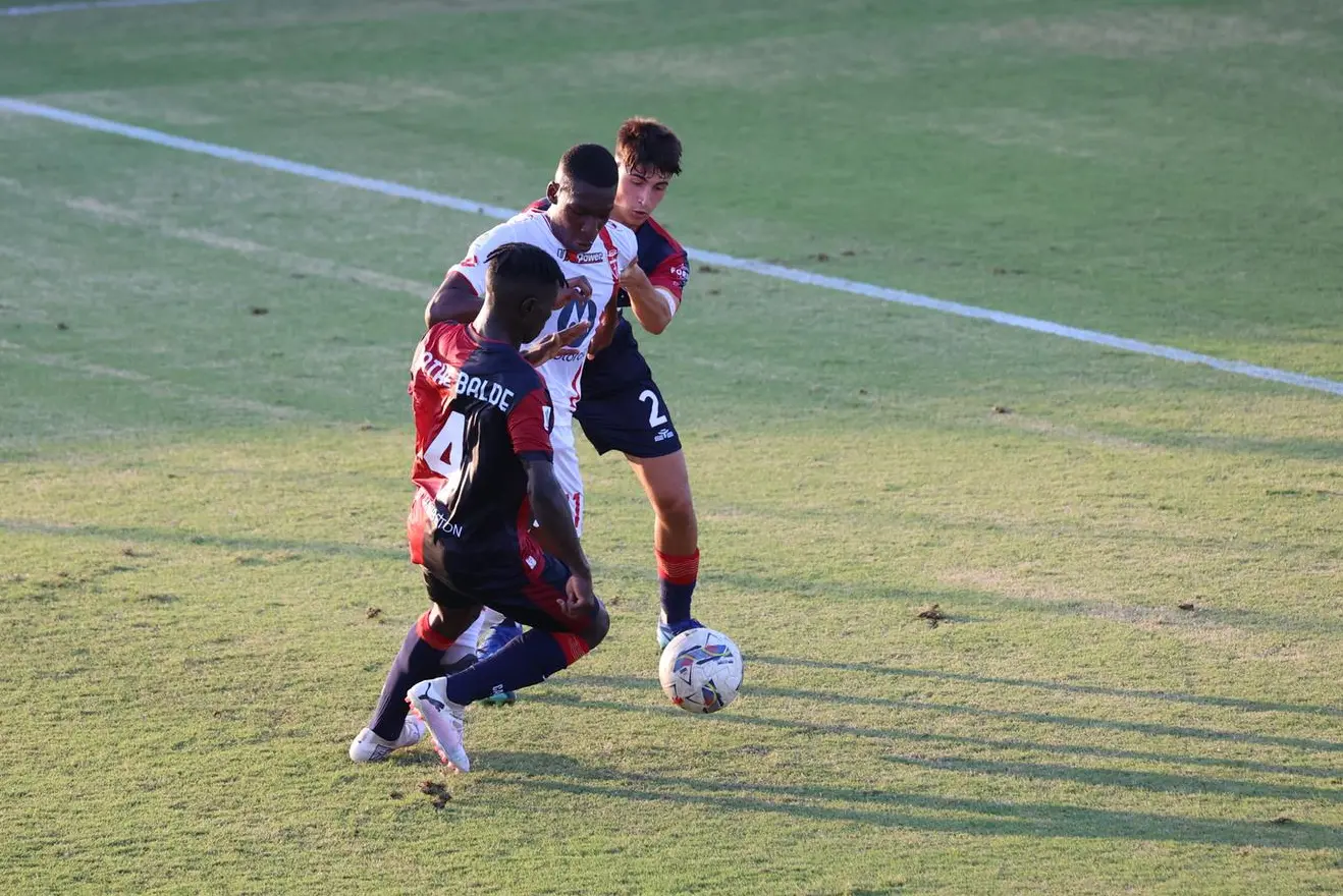 Un'azione di gioco del Cagliari Primavera con Pathie Balde e Federico Arba protagonisti (foto Accardi)