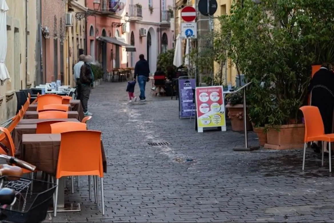 Tavolini all’aperto in via De Castro (L'Unione Sarda)