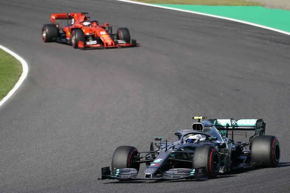 La Mercedes di Bottas davanti alla Ferrari di Vettel (Ansa)