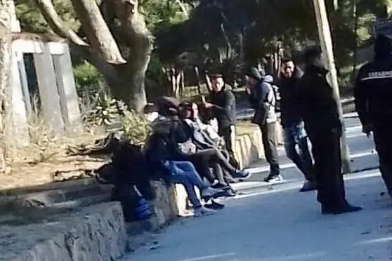 I migranti intercettati dai carabinieri (foto L'Unione Sarda Murru)