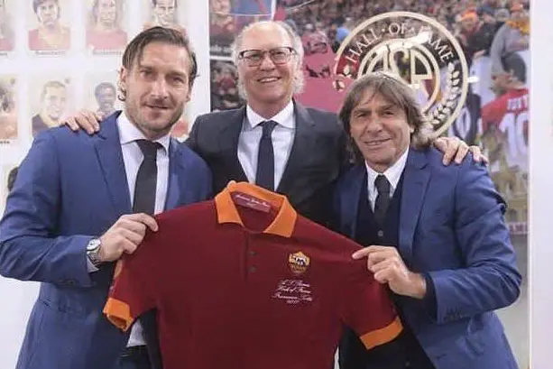 Paulo Roberto Falcao, oggi 62enne, con Francesco Totti e Bruno Conti (foto dal profilo Facebook)