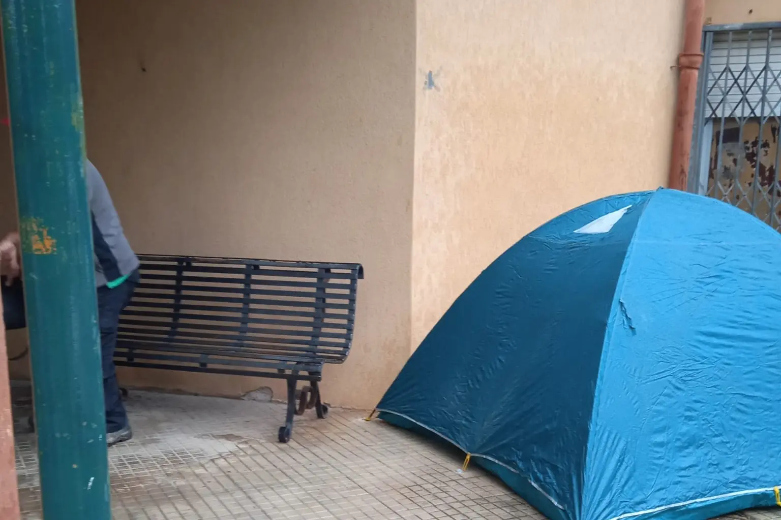 La tenda piazzata dal disoccupato sfrattato di Tottubella (L'Unione Sarda - Tellini)