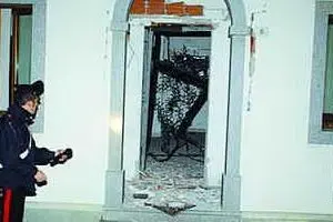 I carabinieri davanti alla casa dell'assessore