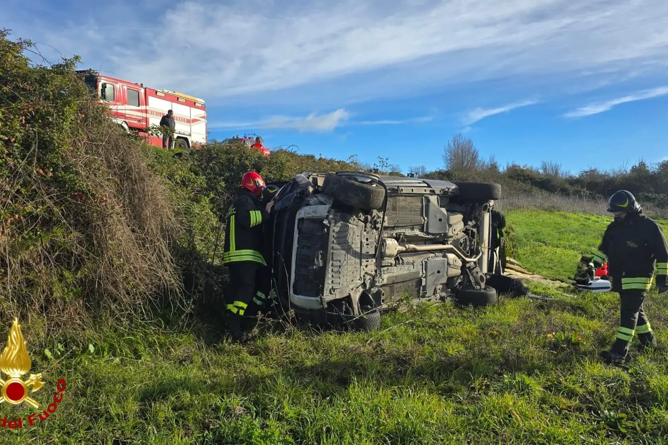 L'auto ribaltata sulla provinciale 129 bis (foto vigili del fuoco)