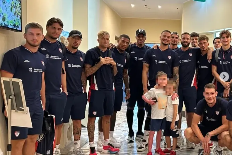 Il Cagliari con il piccolo Emanuele