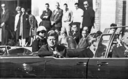 John Fitzgerald Kennedy a bordo dell'auto presidenziale