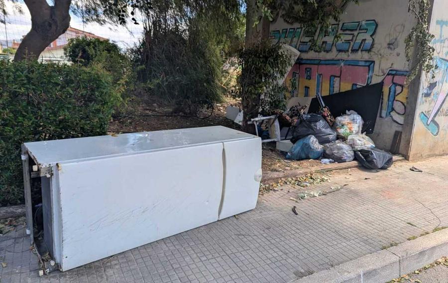 Distese di spazzatura in piazze e strade: «Emergenza senza fine»