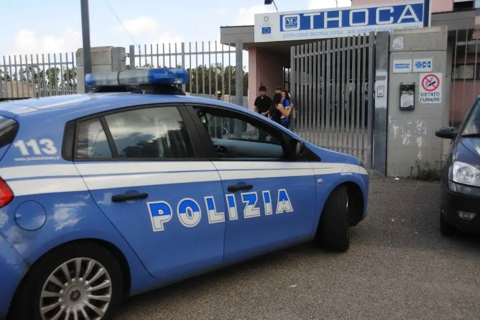La polizia davanti all'istituto Othoca