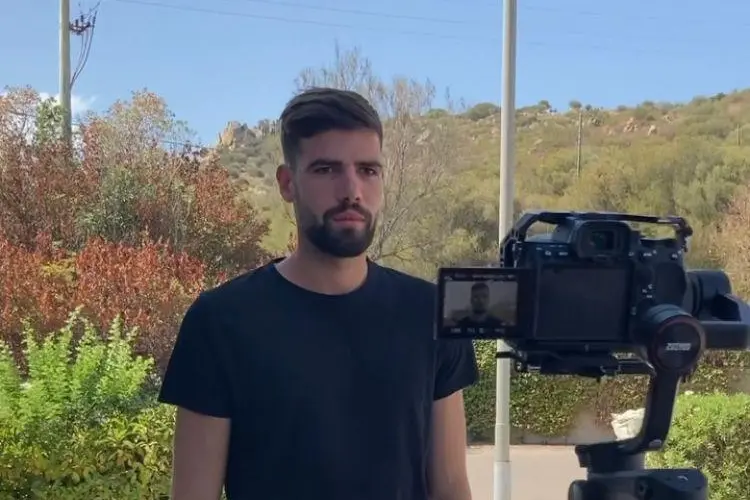 Il nuovo attaccante dell'Olbia Simone Mancini nel video di presentazione (foto Olbia Calcio)