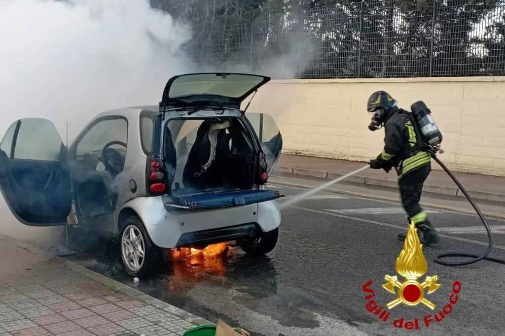 La Smart in fiamme (foto vigili del fuoco)