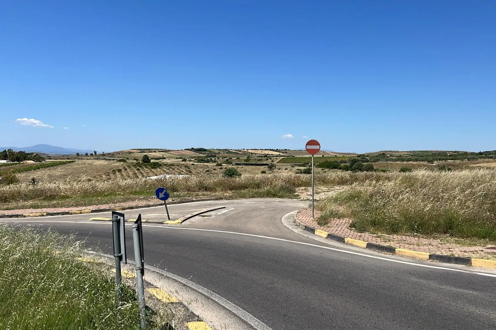 La rotatoria all’ingresso di Sinnai con l’iniziale tratto della circonvallazione per la pineta mia realizzato