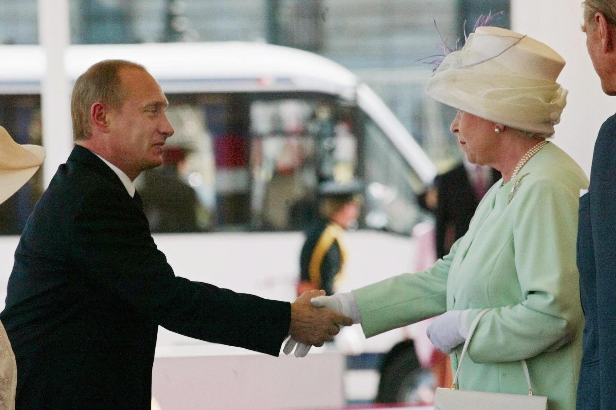 Putin e la regina Elisabetta nel 2003 (Ansa)