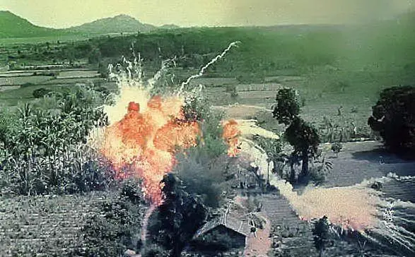Un bombardamento al napalm (foto Wikipedia, Ansa)
