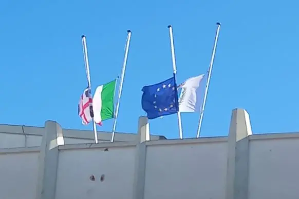 Bandiere a mezz'asta al Comune di Porto Torres per la giornata della memoria (foto Pala)