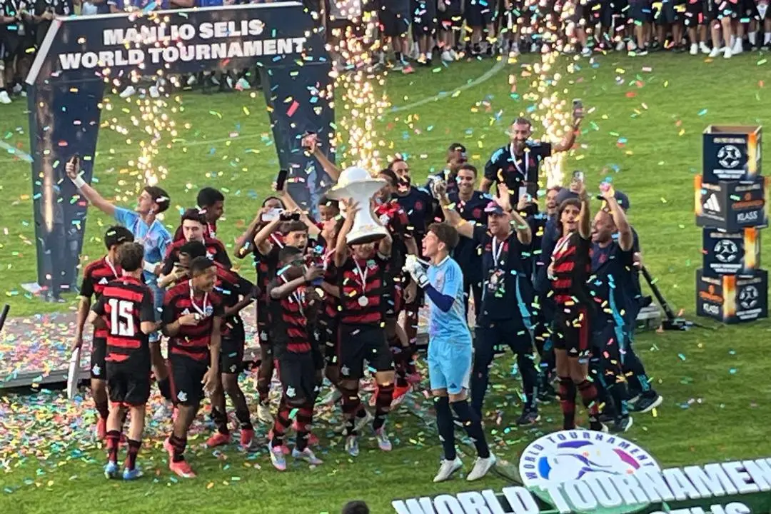 Il Flamengo festeggia la vittoria del Torneo Manlio Selis (foto Giagnoni)