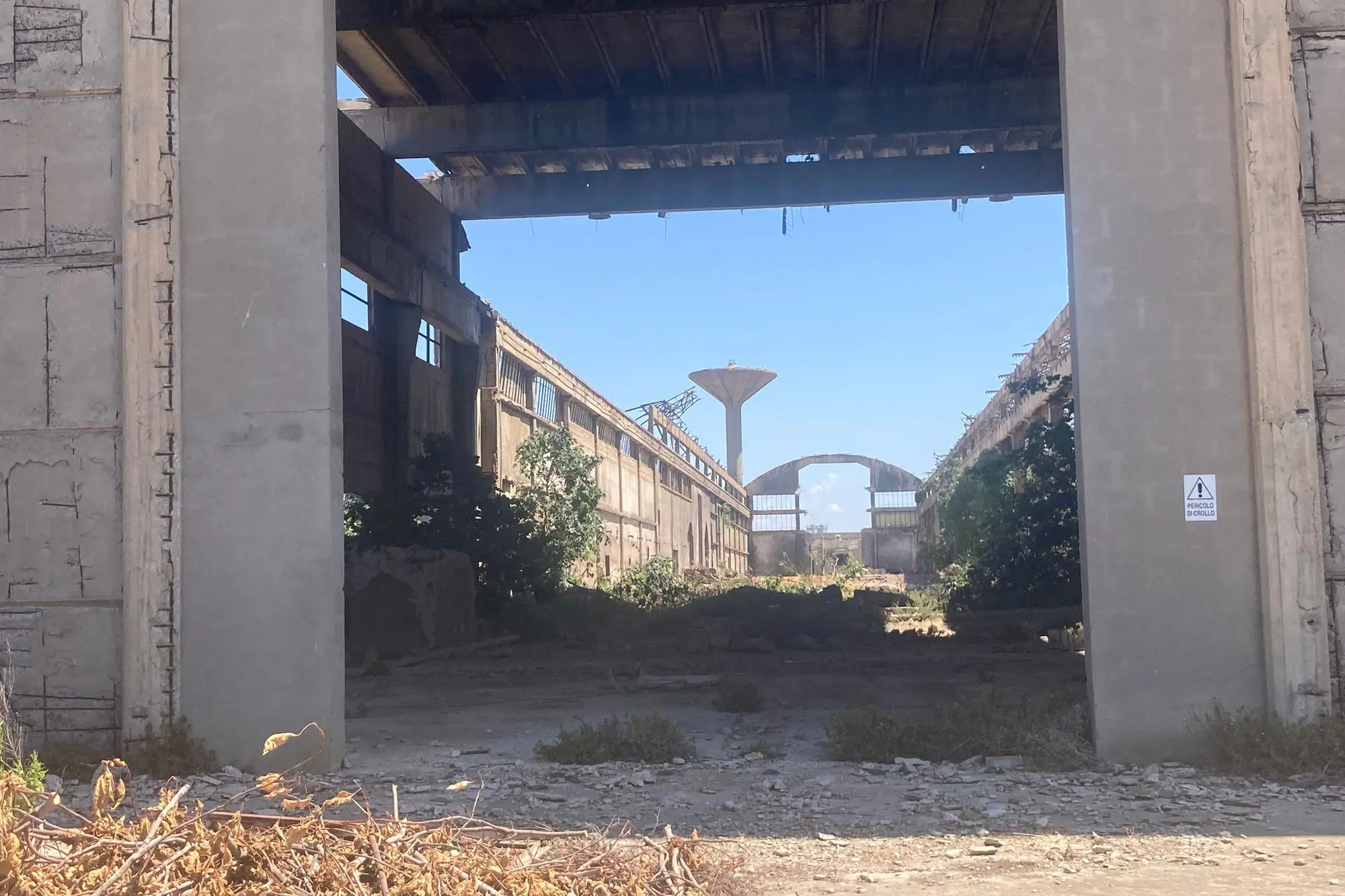 La ex Ferriera senza la copertura di amianto (foto Pala)