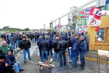 Operai Alcoa davanti allo stabilimento di Portovesme