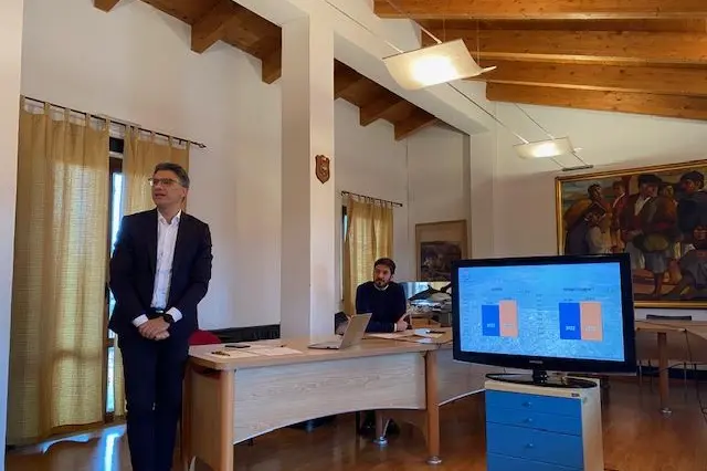La presentazione dei dati da parte del sindaco Andrea Abis e dell'assessore Carlo Trincas (Foto Sara Pinna)