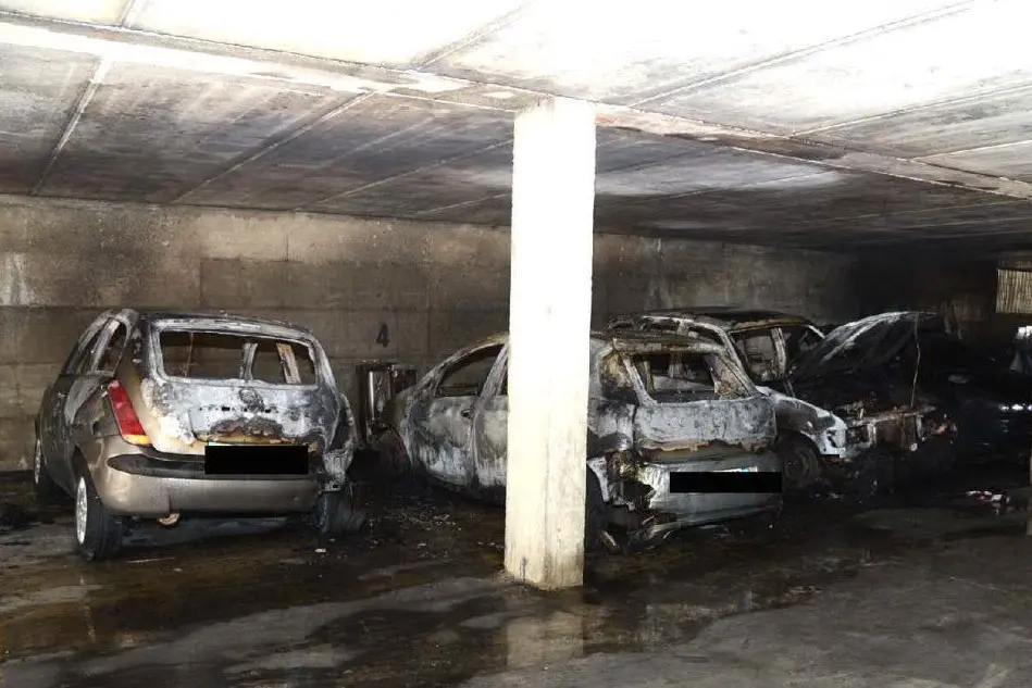 Auto bruciate nel garage di un condiminio di Olbia (foto L'Unione Sarda)
