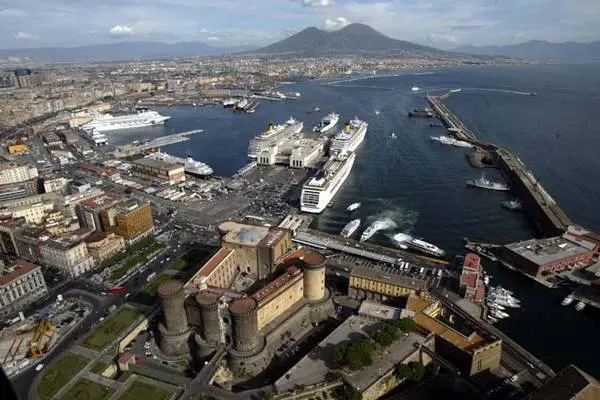 Il porto di Napoli (Ansa)