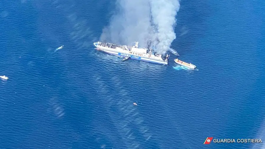 Un'altra immagine dell'imbarcazione in fiamme (foto Guardia Costiera)