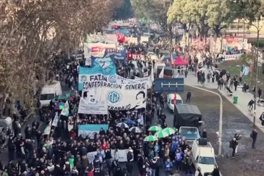 Buenos Aires, pensionati in piazza: "Non si mangia tutti i giorni"