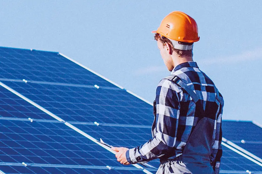 Man worker in the firld by the solar panels fotovoltaico nuove