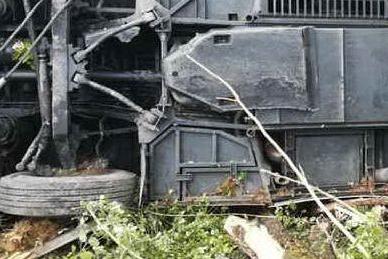 Autobus con 45 passeggeri a bordo finisce in un burrone: almeno 20 morti