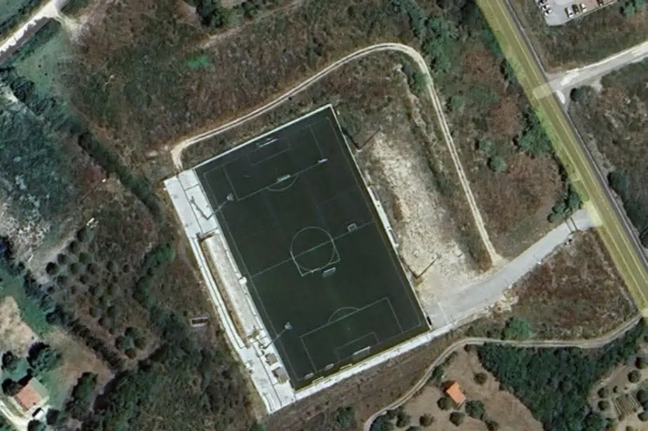 Il campo da calcio a Castelsardo (foto concessa)
