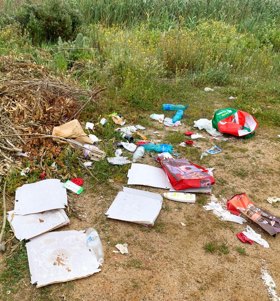 Una discarica sul sentiero della laguna