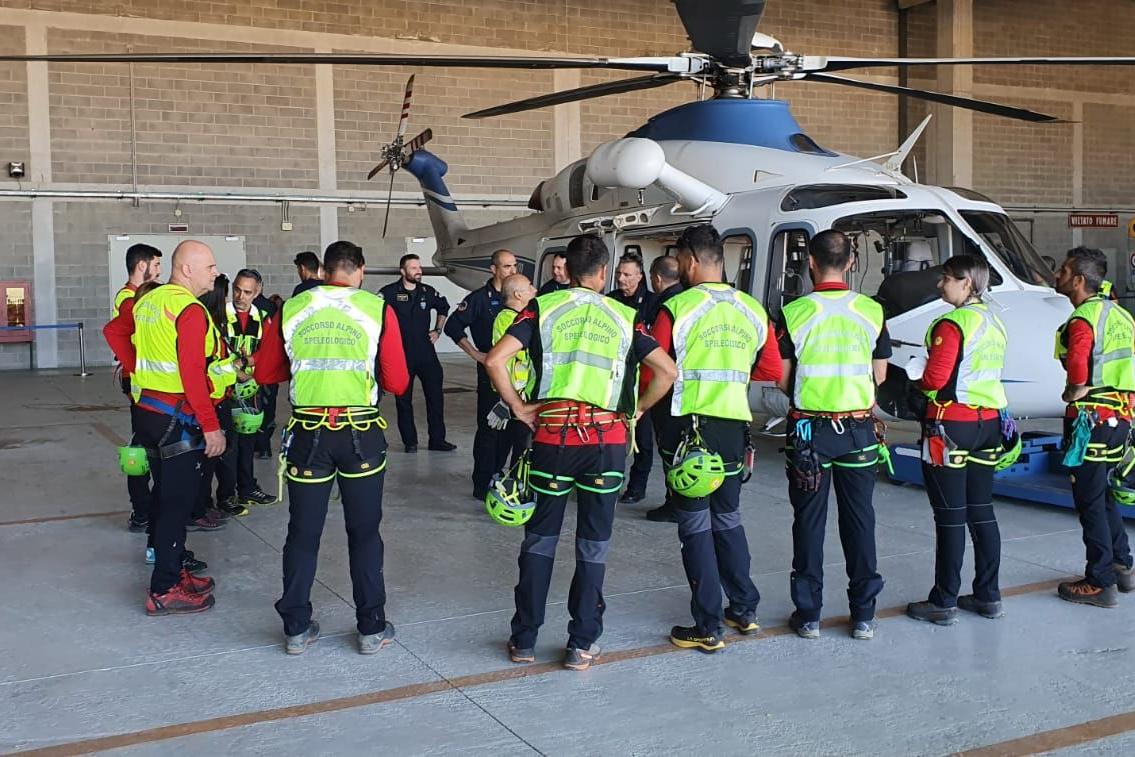 Fenosu, addestramento con elicottero e verricello per Polizia e Soccorso Alpino