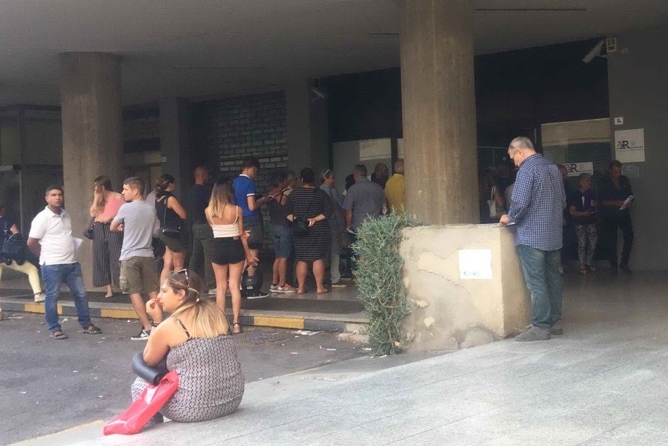 Utenti in attesa dell'apertura degli uffici a Oristano (foto L'Unione Sarda - Sanna)