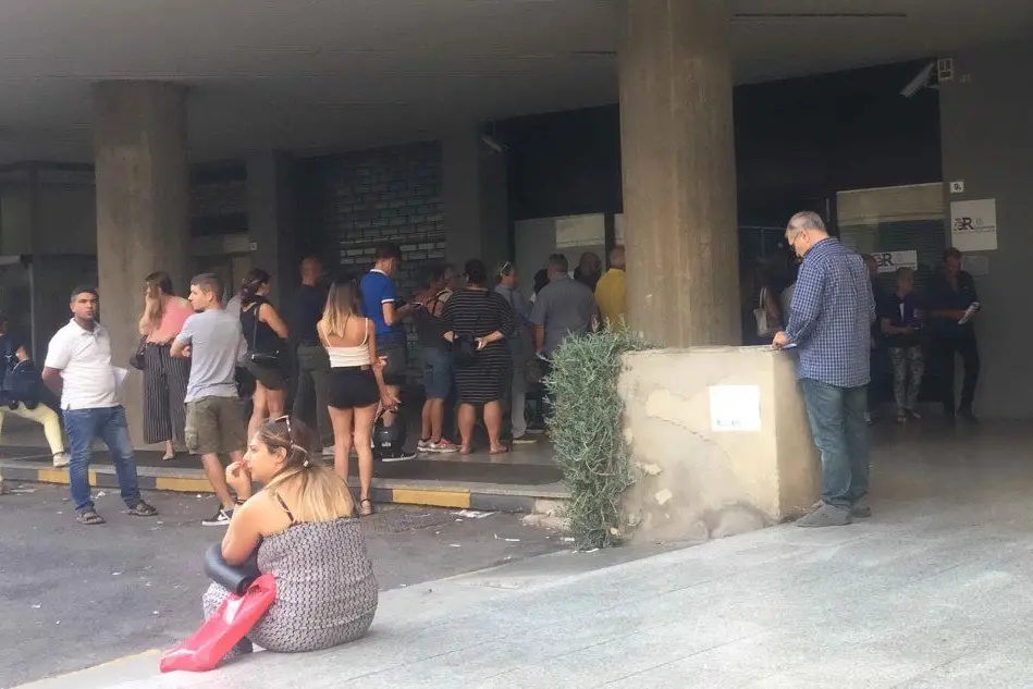 Utenti in attesa dell'apertura degli uffici a Oristano (foto L'Unione Sarda - Sanna)