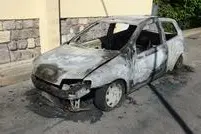 L'auto distrutta dalle fiamme a Terralba (foto Chergia)