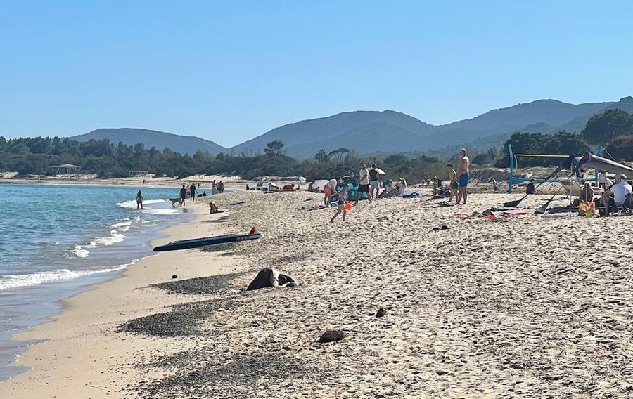 Costa Rei, ristoranti pieni e primi tuffi in mare per Pasqua